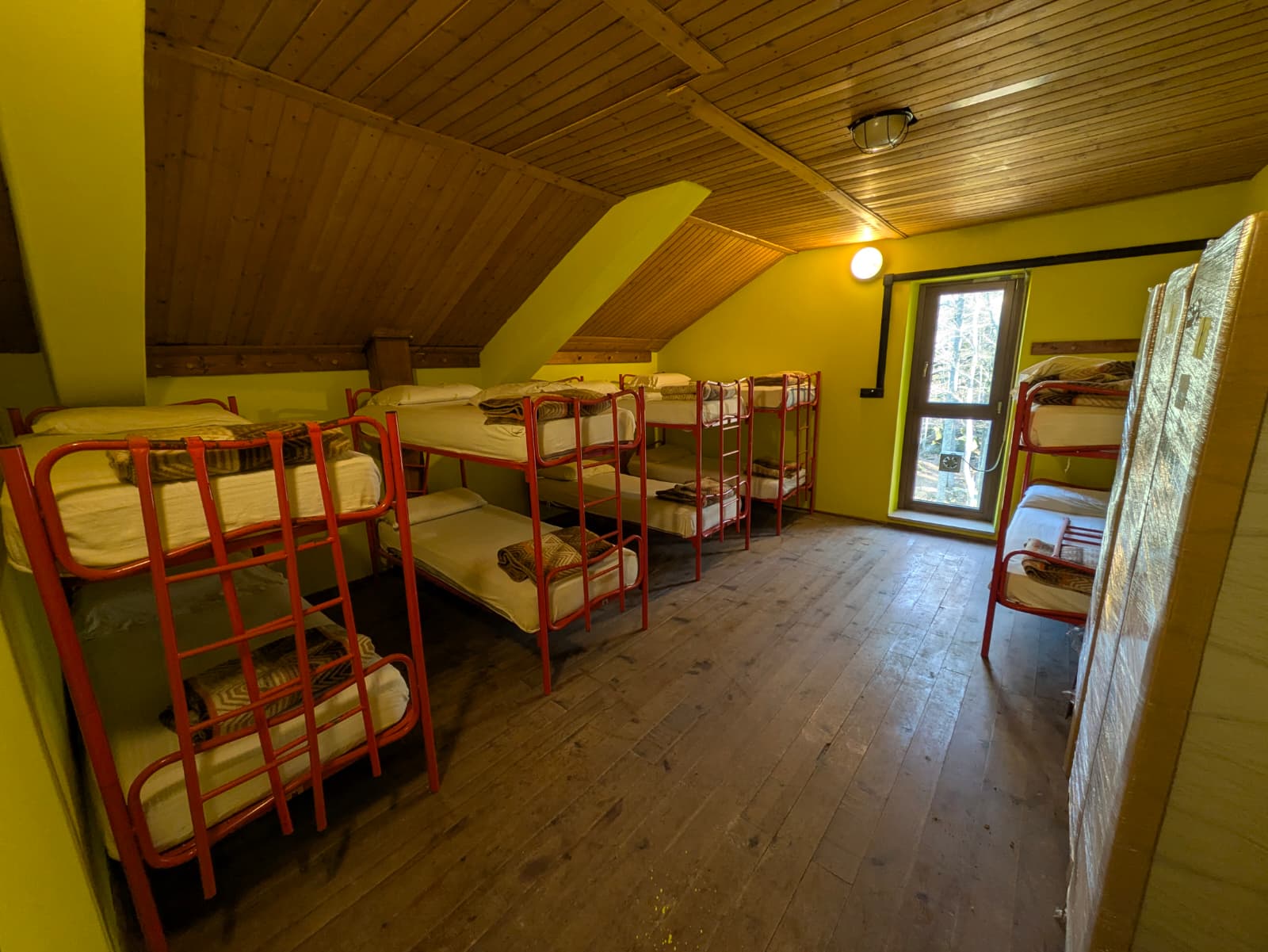 Lago ghiacciato nei pressi del Rifugio Lagoni